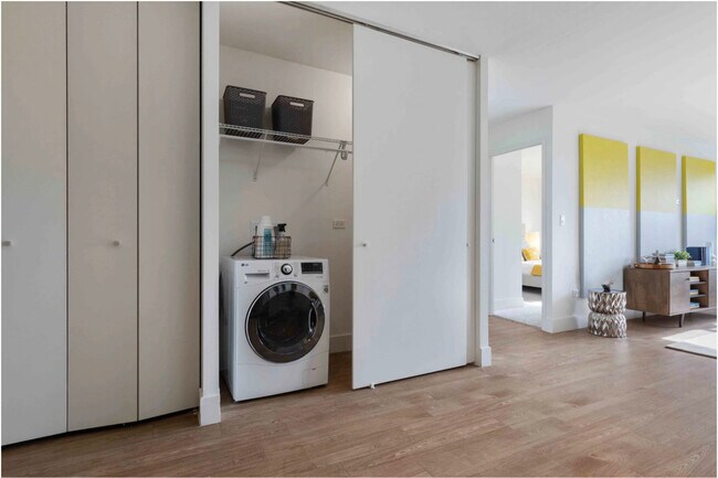 Building Photo - 420 W Belmont Ave