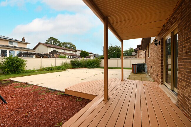 Building Photo - 13050 Meadowview Ln