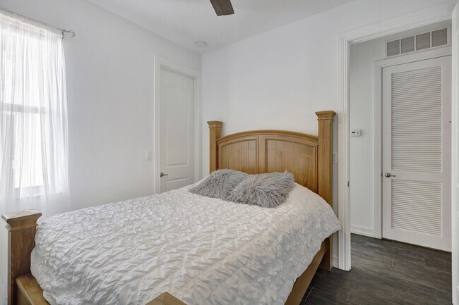 Building Photo - 100 NW 69th Cir