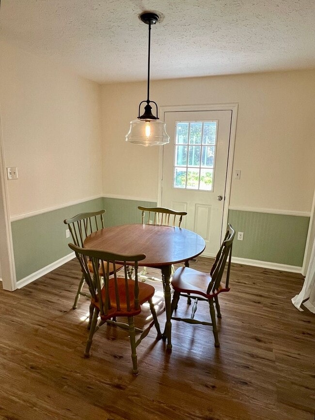 Building Photo - 3 Bedroom home for rent in Hendersonville!