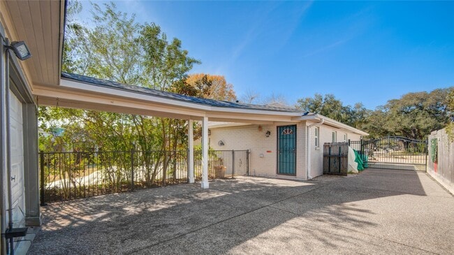 Building Photo - 10303 Greenwillow Dr