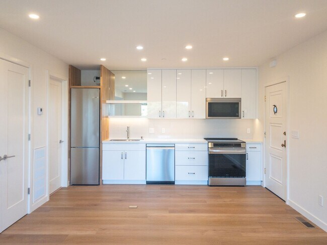 Building Photo - Stunning, Fully Remodeled Jr. 1bd/1ba! Remodeled! Private Deck! Parking! Laundry! PROGRESSIVE!