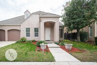 Building Photo - North Clovis Home, 3BR/2BA, Built 2005 - Lots of Amenities!