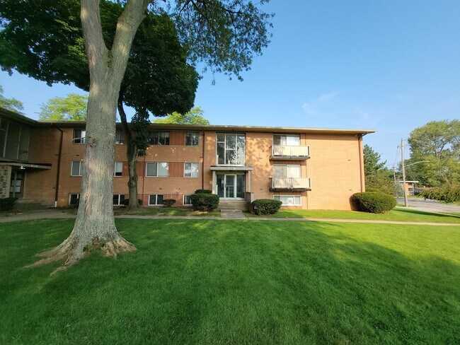 Building Photo - 22121 River Oaks Dr