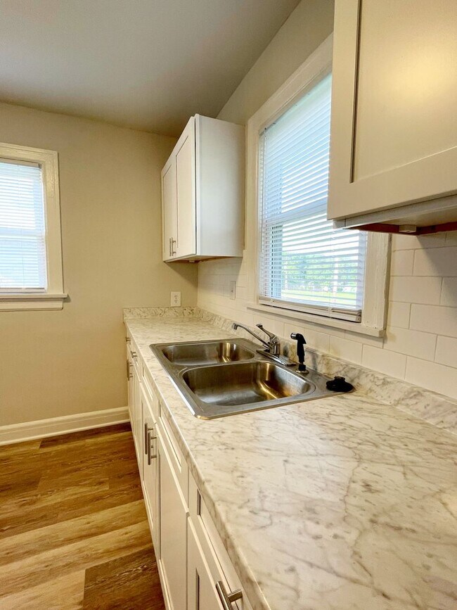 Building Photo - 2 Living Area's & 2 Car Garage - Near MSU, OTC W/ Silver Springs Park in Your Back Yard