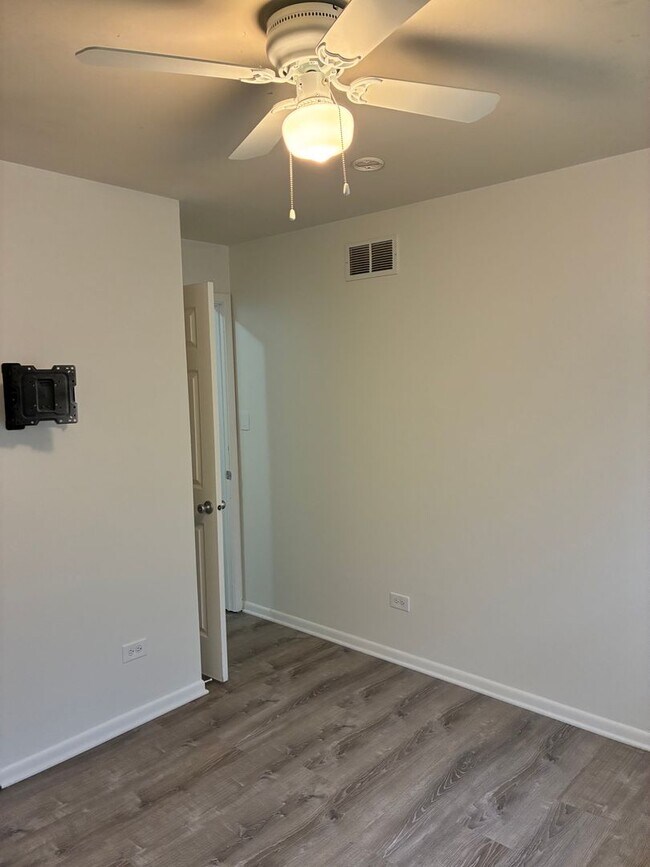Building Photo - Spacious Updated 4 Bed 2 Bath with Garage Parking