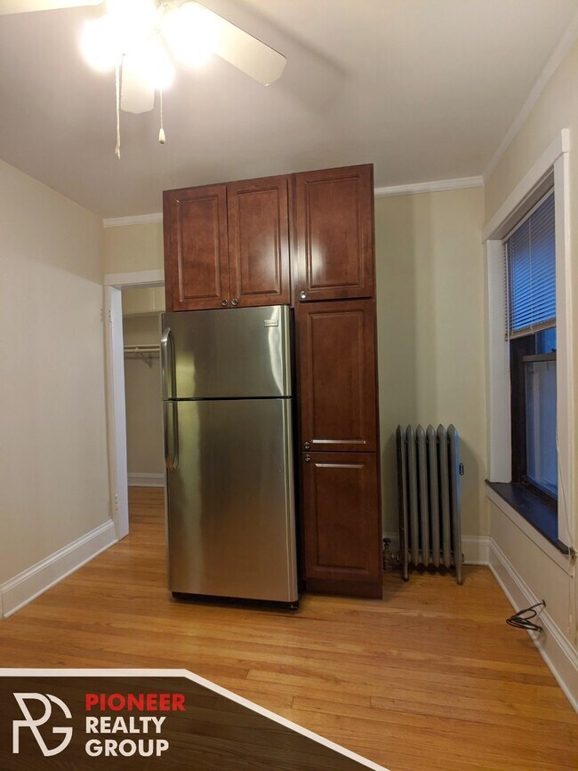 Building Photo - 2100 W Ainslie St