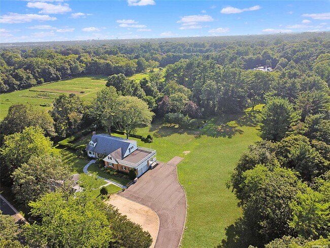 Building Photo - 10 Old Westbury Rd