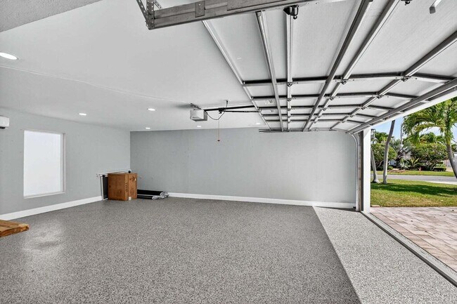 Building Photo - 714 SW 25th Ave