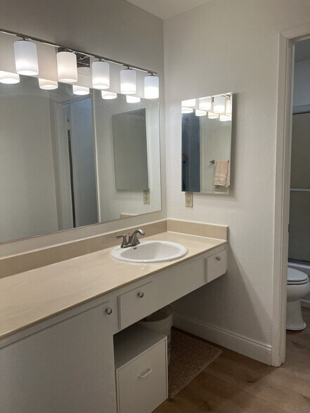 Building Photo - 320 N Civic Dr