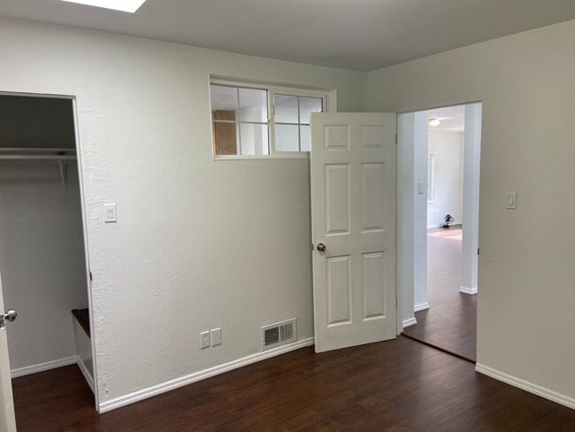 Building Photo - Single-Family Home 3BD/2BA Is Immediately ...