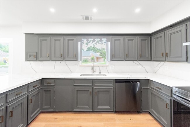 Building Photo - 15202 La Paloma Dr