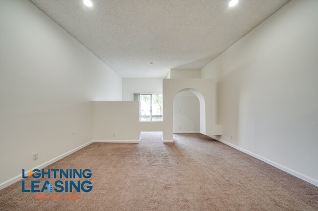 Building Photo - Freshly Updated Jr. 1-Bedroom with Balcony...