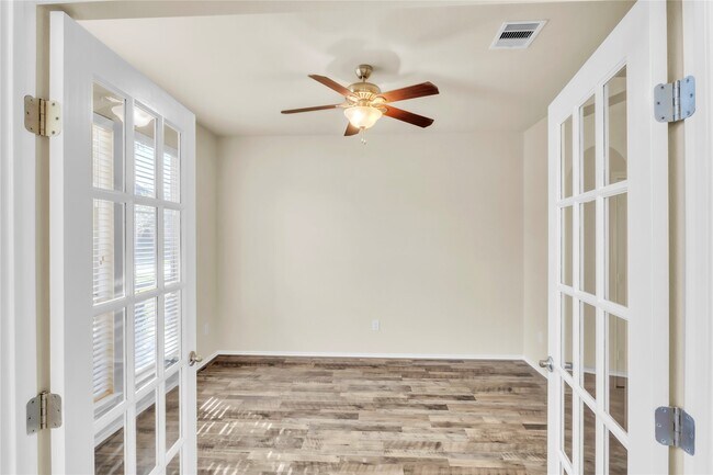 Building Photo - 2803 Lakecrest Way Dr