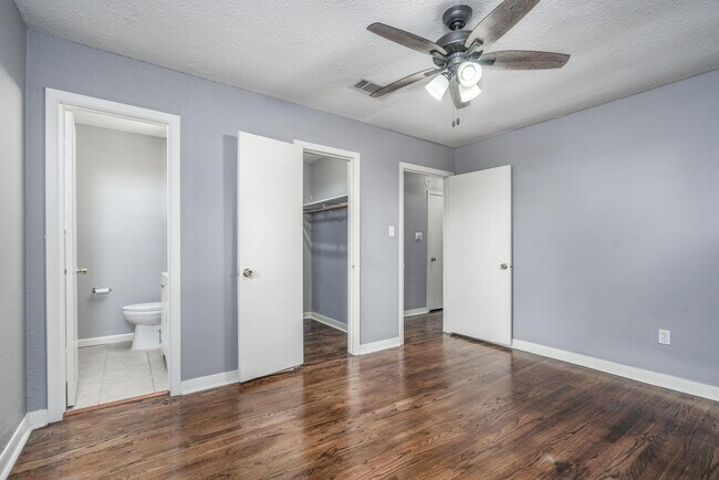 Building Photo - 4915 Hialeah Dr