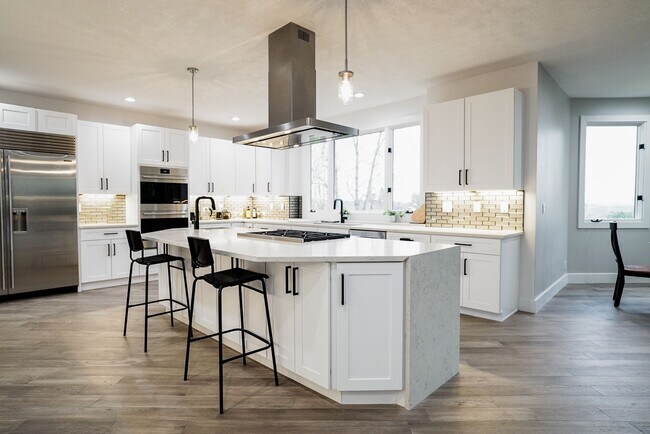 Building Photo - Pete’s Mountain Estate with Mountain Views