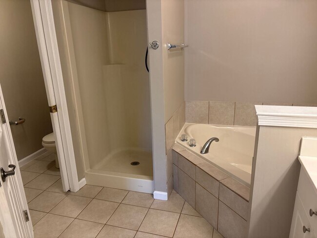 Building Photo - AVAILABLE NOW!