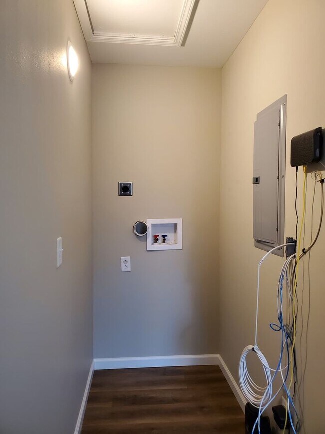 Building Photo - 3 Bed 1 Bath Apartment-Jackson School District