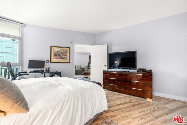 Building Photo - 13700 Marina Pointe Dr