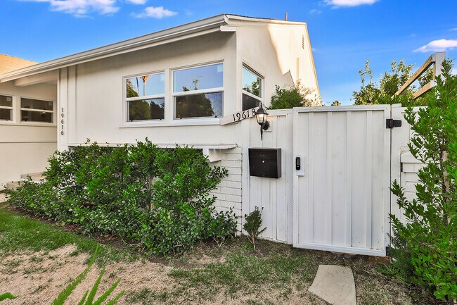 Building Photo - 19616 Victory Blvd