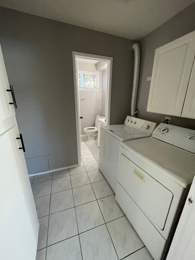 Building Photo - 2 Bedroom/1 Bath Upper Unit