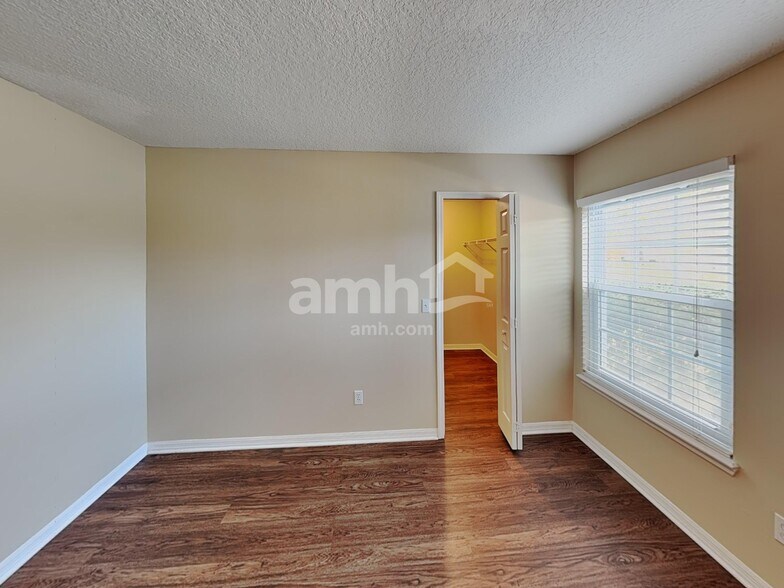 Building Photo - 1002 Chapeltown Cir N