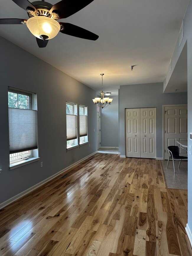 Building Photo - 1 Bedroom, GREAT location!!