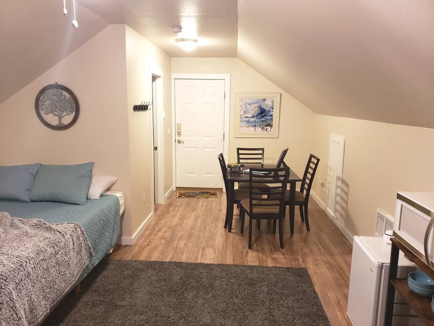 Building Photo - 1427 E Hays St