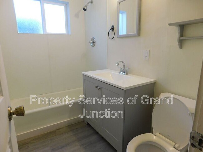 Building Photo - 1364 Elm Ave