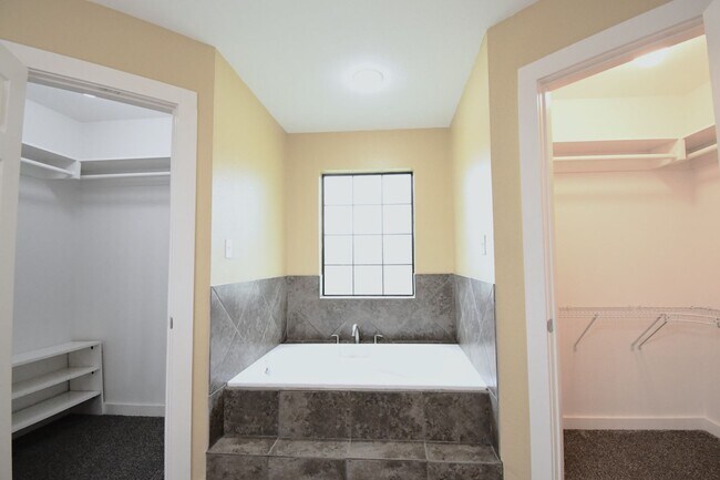 Building Photo - Lovely 4 Bedroom 2 Bath in Flint!