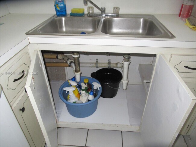 Building Photo - 581 Blue Heron Dr