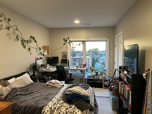 Building Photo - Luxury Condo Style 2 Bed plus, 2 Bath Apartment!