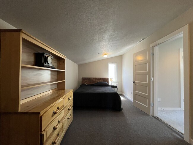 Building Photo - Spacious 2,511 Sq Ft Wilsonville Townhome with Vaulted Loft, Modern Kitchen & Attached Two-Car Ga...