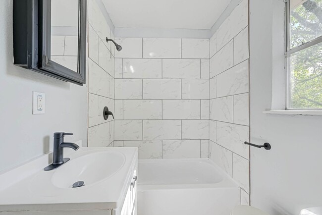 Building Photo - Affordable spacious 4bed/2bath single-fami...