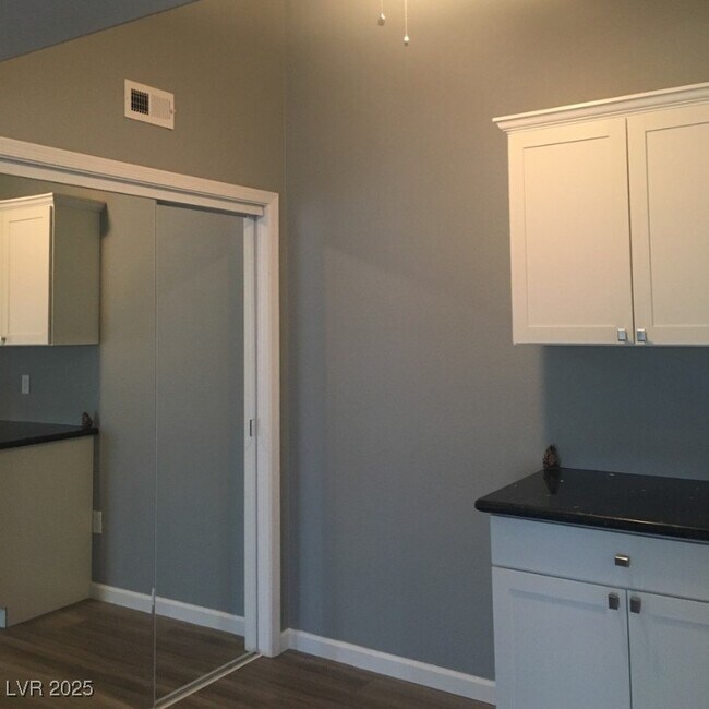 Building Photo - 950 Seven Hills Dr