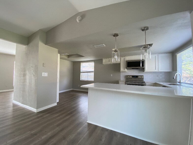Building Photo - 2617 Charter Oak Dr