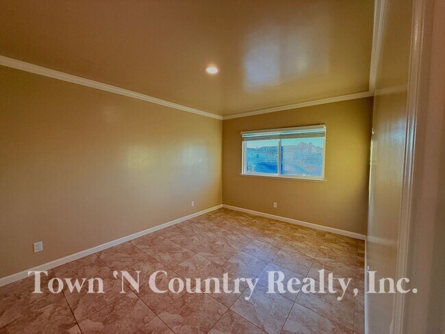 Building Photo - 1687 Siskiyou Dr