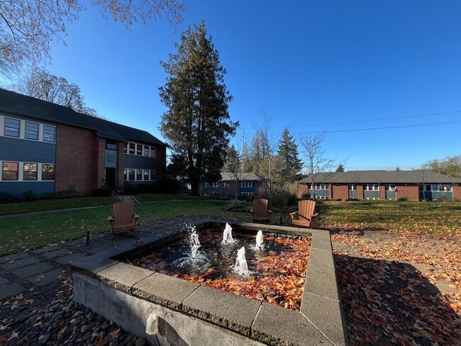 Building Photo - Beautiful 1Bd/ 1Ba Vintage Condo Located in Mt. Tabor! In Unit Laundry, Parking Space, storage un...