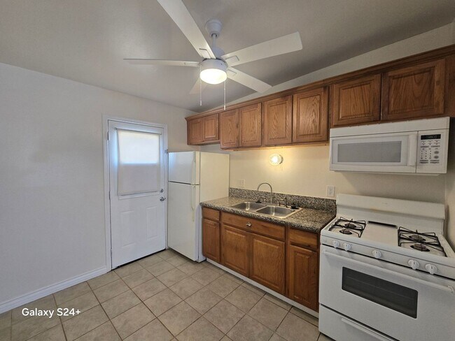 Building Photo - Ocotillo Ave Apt 5826-5828