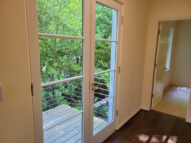 Private Entrance & Deck - 2202 SW Kings Ct