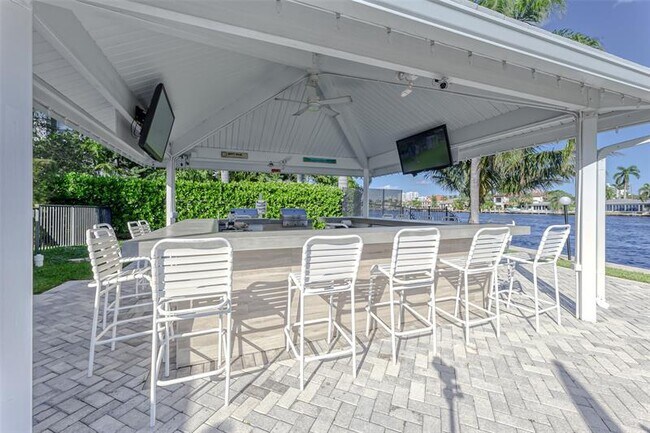 Building Photo - 6449 Bay Club Dr