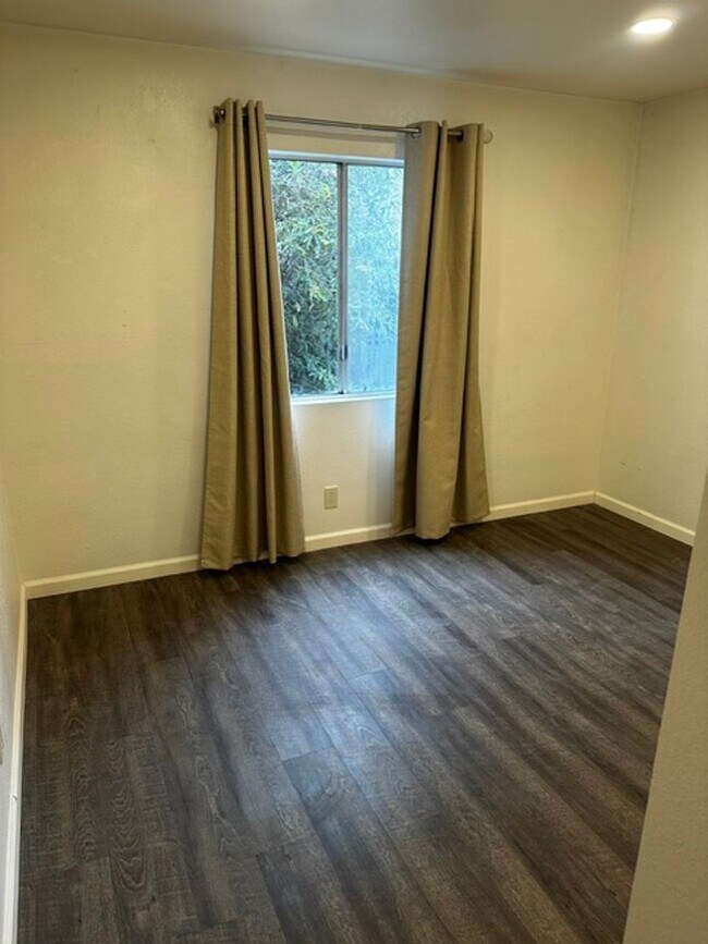 Building Photo - 124 Fontana Ave