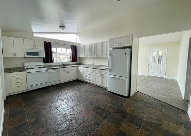 Building Photo - Petaluma: Single Level Home With Updated F...