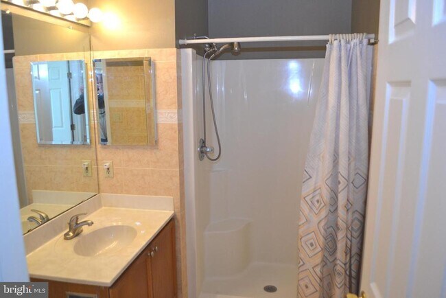Building Photo - 8202 Blue Heron Dr