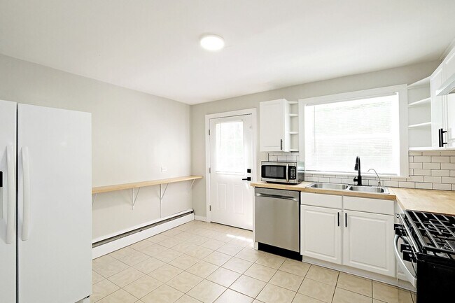 Building Photo - Updated, Pet-Friendly Fry's Spring Duplex - Grad Students Are Welcome!