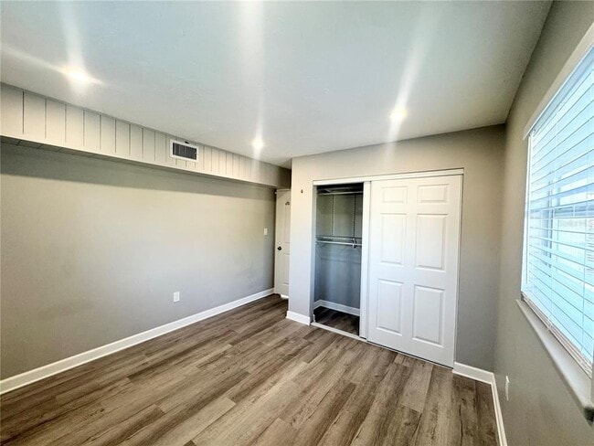 Building Photo - 3913 S Shade Ave