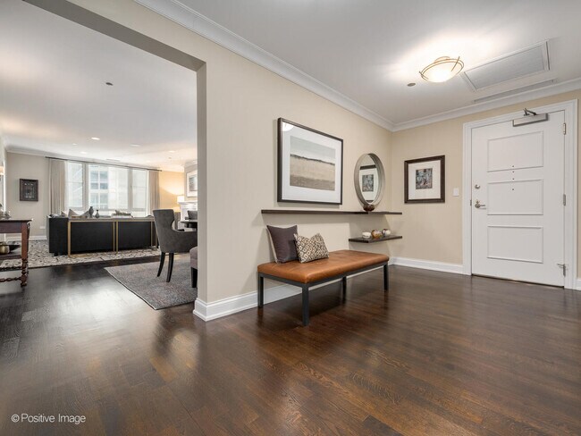 Building Photo - 10 E Delaware Pl