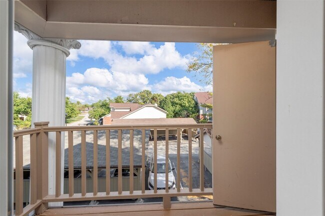 Building Photo - 700 Ridgeside Dr