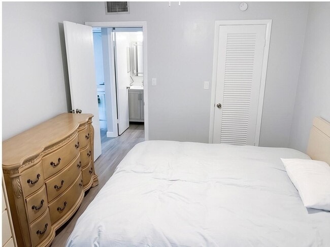 Building Photo - 25 Upminster Dr