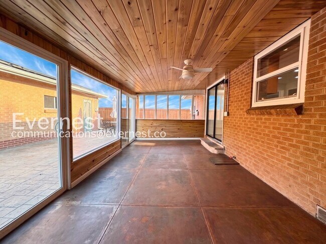 Building Photo - 4-Bed/2-Bath House Charming Home with Fenced Yard/ Available Now!